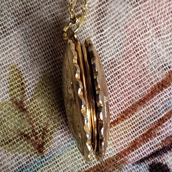 Gold Tone Double Picture Double Sided Locket Embossed Scalloped Edge Necklace - Picture 12 of 13